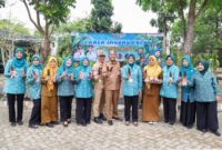 Ketua TP PKK Provinsi Banten Tinawati Andra Soni menunjukkan hasil budidaya jagung pulut bersama pengurus saat acara Panen Jagung Pulut
