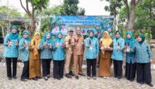 Ketua TP PKK Provinsi Banten Tinawati Andra Soni menunjukkan hasil budidaya jagung pulut bersama pengurus saat acara Panen Jagung Pulut