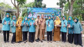 Ketua TP PKK Provinsi Banten Tinawati Andra Soni menunjukkan hasil budidaya jagung pulut bersama pengurus saat acara Panen Jagung Pulut