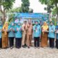 Ketua TP PKK Provinsi Banten Tinawati Andra Soni menunjukkan hasil budidaya jagung pulut bersama pengurus saat acara Panen Jagung Pulut