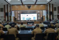 Jajaran camat dan organisasi perangkat daerah (OPD) mengikuti paparan dugaan penyebab kebakaran hutan dan lahan dalam rapat koordinasi bulanan Pemkab Bandung.