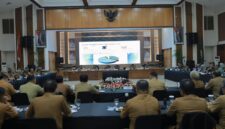 Jajaran camat dan organisasi perangkat daerah (OPD) mengikuti paparan dugaan penyebab kebakaran hutan dan lahan dalam rapat koordinasi bulanan Pemkab Bandung.