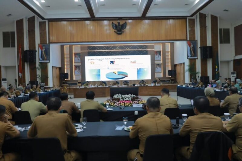 Jajaran camat dan organisasi perangkat daerah (OPD) mengikuti paparan dugaan penyebab kebakaran hutan dan lahan dalam rapat koordinasi bulanan Pemkab Bandung.