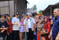 Gubernur Sumsel menyapa masyarakat saat melakukan peninjauan rekonstruksi jalan Pagar Alam–Tanjung Raya di Desa Seleman Ulu, Muara Pinang, Empat Lawang  