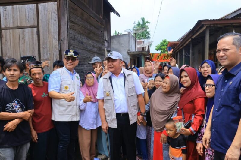 Gubernur Sumsel menyapa masyarakat saat melakukan peninjauan rekonstruksi jalan Pagar Alam–Tanjung Raya di Desa Seleman Ulu, Muara Pinang, Empat Lawang