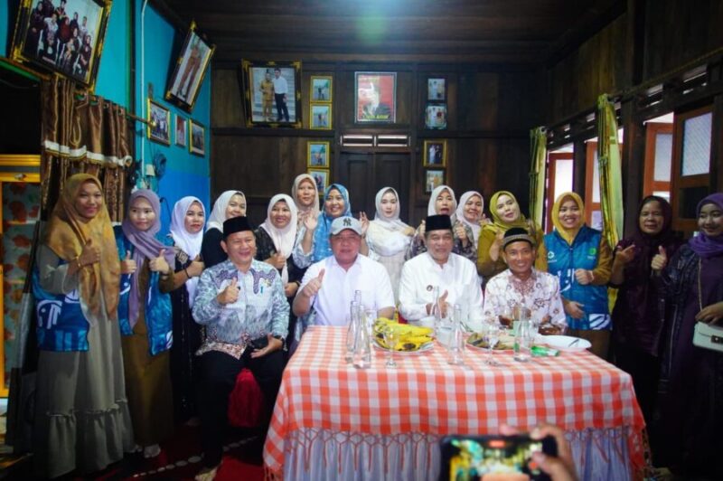 Gubernur Sumsel Foto bersama masyarakat Desa Ulak Embacang dalam rangkaian kunjungan peringatan Maulid Nabi Muhammad SAW di Sanga Desa, Muba  