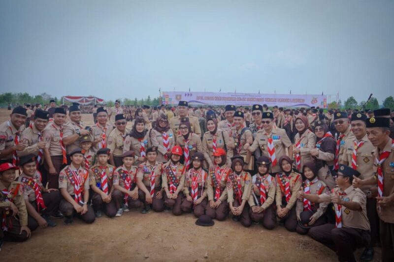 foto bersama jajaran Forkopimda dan anggota pramuka usai Apel Besar Hari Pramuka ke-65 di Bumi Perkemahan Daerah (Buperda) Kota Baru, Jati Agung, Lampung Selatan, Selasa (22/9/2026).