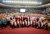 Ketua Umum TP PKK sekaligus Ketua Umum Perwosi Tri Tito Karnavian berfoto bersama jajaran pengurus dan para peserta usai membuka Lomba Senam Kreasi Nasional Tahun 2026 di GOR Soemantri, Jakarta, Rabu (23/9/2026).