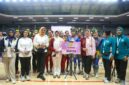 Ketua TP PKK Provinsi Banten Tinawati Andra Soni berfoto bersama Ketua Perwosi Banten Aan Muawanah dan tim senam Provinsi Banten usai Pembukaan Lomba Senam Kreasi Nasional 2026 di GOR Soemantri Brodjonegoro, Jakarta, Rabu (23/9/2026). Tim Banten tampil dengan kostum bermotif batik tapak kebo sebagai upaya mempromosikan wastra khas daerah.