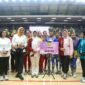 Ketua TP PKK Provinsi Banten Tinawati Andra Soni berfoto bersama Ketua Perwosi Banten Aan Muawanah dan tim senam Provinsi Banten usai Pembukaan Lomba Senam Kreasi Nasional 2026 di GOR Soemantri Brodjonegoro, Jakarta, Rabu (23/9/2026). Tim Banten tampil dengan kostum bermotif batik tapak kebo sebagai upaya mempromosikan wastra khas daerah.