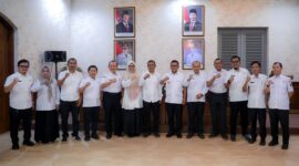 Gubernur Banten Andra Soni foto bersama jajaran Pemprov Banten usai pembahasan Rancangan Pergub tentang Corporate University di Gedung Negara Provinsi Banten  