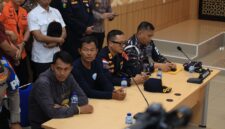 Unsur gabungan TNI AL, Polri, dan Basarnas turut hadir dalam konferensi pers penyampaian hasil operasi pencarian korban kapal Arupadhatu 1, yang membawa lima jurnalis dan tiga kru saat melakukan peliputan erupsi Gunung Anak Krakatau.