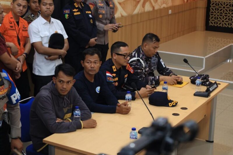 Unsur gabungan TNI AL, Polri, dan Basarnas turut hadir dalam konferensi pers penyampaian hasil operasi pencarian korban kapal Arupadhatu 1, yang membawa lima jurnalis dan tiga kru saat melakukan peliputan erupsi Gunung Anak Krakatau.