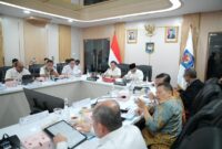 Suasana Rapat Koordinasi Perkembangan Percepatan Rehabilitasi dan Rekonstruksi Pascabencana Alam di Provinsi Aceh, Sumatera Utara, dan Sumatera Barat di Bidang Pendidikan, yang berlangsung di Posko Satgas PRR, Jakarta, Rabu (23/9/2026).