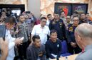 Gubernur Banten Andra Soni menemui dua anggota keluarga korban dalam konferensi pers terkait identifikasi jenazah ABK KM Arupadhatu 1, disaksikan jajaran Polda Banten dan tim DVI.