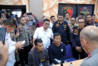 Gubernur Banten Andra Soni menemui dua anggota keluarga korban dalam konferensi pers terkait identifikasi jenazah ABK KM Arupadhatu 1, disaksikan jajaran Polda Banten dan tim DVI.