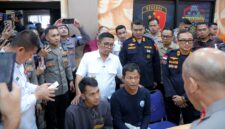 Gubernur Banten Andra Soni menemui dua anggota keluarga korban dalam konferensi pers terkait identifikasi jenazah ABK KM Arupadhatu 1, disaksikan jajaran Polda Banten dan tim DVI.