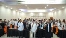 Wakil Gubernur Banten Achmad Dimyati Natakusumah bersama pimpinan BAZNAS Provinsi Banten dan peserta berfoto bersama usai sosialisasi pengelolaan ZIS-DSKL di Hotel Wisata Baru, Kota Serang, Rabu (23/9/2026).