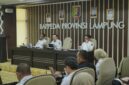 Unsur pimpinan memimpin Rapat Persiapan dan Pendataan Atlet PORNAS KORPRI XVIII Tahun 2027 di Bappeda Provinsi Lampung.