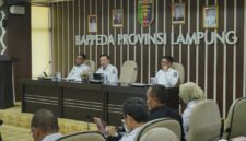 Unsur pimpinan memimpin Rapat Persiapan dan Pendataan Atlet PORNAS KORPRI XVIII Tahun 2027 di Bappeda Provinsi Lampung.