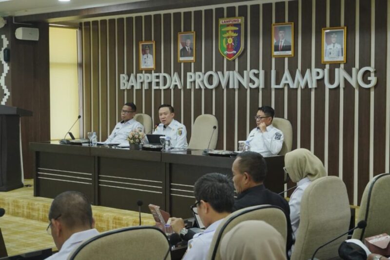 Unsur pimpinan memimpin Rapat Persiapan dan Pendataan Atlet PORNAS KORPRI XVIII Tahun 2027 di Bappeda Provinsi Lampung.