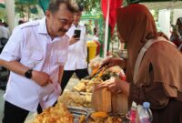Wakil Wali Kota Bekasi Abdul Harris Bobihoe memilih aneka gorengan yang dijajakan pelaku UMKM saat berkeliling stan.