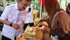Wakil Wali Kota Bekasi Abdul Harris Bobihoe memilih aneka gorengan yang dijajakan pelaku UMKM saat berkeliling stan.