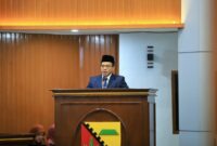 Seorang pimpinan DPRD Kabupaten Bandung menyampaikan laporan dalam Rapat Paripurna.