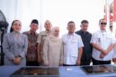 Gubernur Banten Andra Soni berfoto bersama jajaran pejabat dan anggota DPRD Banten usai penandatanganan prasasti peresmian.