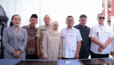 Gubernur Banten Andra Soni berfoto bersama jajaran pejabat dan anggota DPRD Banten usai penandatanganan prasasti peresmian.