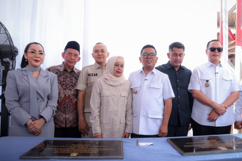 Gubernur Banten Andra Soni berfoto bersama jajaran pejabat dan anggota DPRD Banten usai penandatanganan prasasti peresmian.