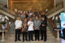 Bupati Bandung bersama rombongan Komisi II DPR RI dan jajaran Pemkab Bandung berfoto bersama di tangga utama Kantor Pemerintah Kabupaten Bandung usai pertemuan.