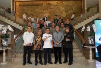 Bupati Bandung bersama rombongan Komisi II DPR RI dan jajaran Pemkab Bandung berfoto bersama di tangga utama Kantor Pemerintah Kabupaten Bandung usai pertemuan.