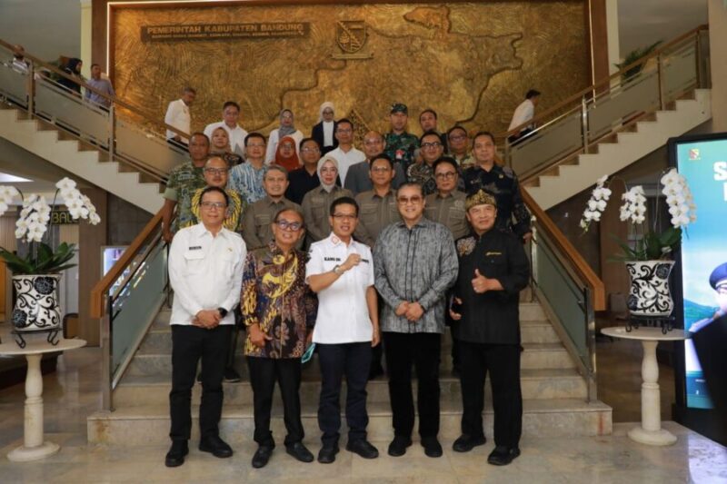 Bupati Bandung bersama rombongan Komisi II DPR RI dan jajaran Pemkab Bandung berfoto bersama di tangga utama Kantor Pemerintah Kabupaten Bandung usai pertemuan.