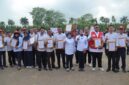 Purnama Wulan Sari Mirza berfoto bersama para penerima penghargaan dan relawan usai upacara Peringatan HUT ke-81 PMI