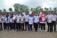 Purnama Wulan Sari Mirza berfoto bersama para penerima penghargaan dan relawan usai upacara Peringatan HUT ke-81 PMI