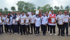 Purnama Wulan Sari Mirza berfoto bersama para penerima penghargaan dan relawan usai upacara Peringatan HUT ke-81 PMI