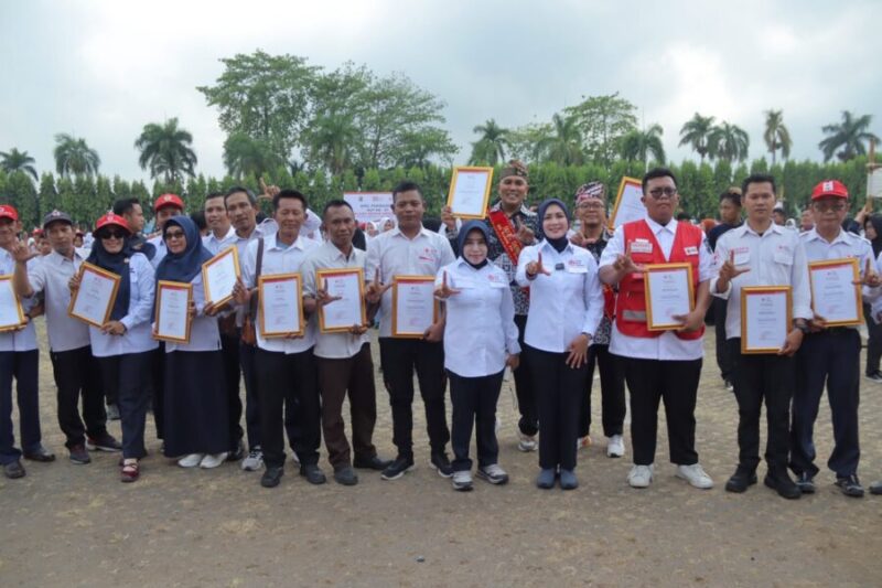 Purnama Wulan Sari Mirza berfoto bersama para penerima penghargaan dan relawan usai upacara Peringatan HUT ke-81 PMI