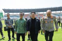 Erick Thohir bersama Bupati Bandung Dadang Supriatna dan Kapolda Jawa Barat Irjen Pol Pipit Rismanto meninjau kesiapan Stadion