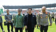 Erick Thohir bersama Bupati Bandung Dadang Supriatna dan Kapolda Jawa Barat Irjen Pol Pipit Rismanto meninjau kesiapan Stadion