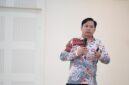 Aryanto, Supply Chain Spesialist PT Bio Farma (Persero) saat memberikan materi dalam kegiatan Workshop Logistics and Supply Chain Management yang diselenggarakan oleh UMY dan NUS
