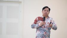 Aryanto, Supply Chain Spesialist PT Bio Farma (Persero) saat memberikan materi dalam kegiatan Workshop Logistics and Supply Chain Management yang diselenggarakan oleh UMY dan NUS