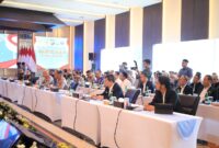 Suasana pertemuan Kunjungan Kerja Spesifik Komisi III DPR RI di Aula Gawe Kuta Baluwarti Polda Banten, Serang, dihadiri anggota dewan dan pejabat instansi penegak hukum.