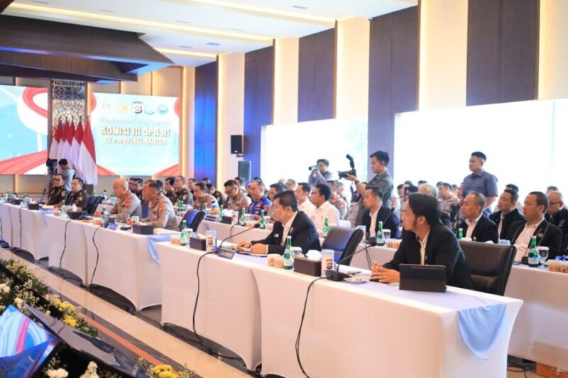Suasana pertemuan Kunjungan Kerja Spesifik Komisi III DPR RI di Aula Gawe Kuta Baluwarti Polda Banten, Serang, dihadiri anggota dewan dan pejabat instansi penegak hukum.