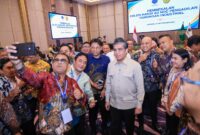 Menteri Ketenagakerjaan Yassierli melayani foto bersama peserta usai acara Pembekalan Calon Hakim Ad Hoc Pengadilan Hubungan Industrial (PHI) di Jakarta