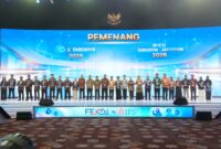 Para pemenang penghargaan Katalis P2DD x Digdaya 2026 dan PIDI Digdaya x Hackathon 2026 berfoto bersama di panggung pembukaan Festival Ekonomi Keuangan Digital Indonesia dan Indonesia Fintech Summit & Expo (FEKDI x IFSE) 2026, Jakarta, Kamis (24/9/2026).