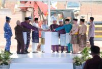 Sejumlah pejabat menekan tombol tanda dimulainya pembangunan Museum dan Monumen Bahasa Nasional di Pulau Penyengat, Tanjungpinang.