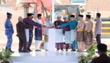 Sejumlah pejabat menekan tombol tanda dimulainya pembangunan Museum dan Monumen Bahasa Nasional di Pulau Penyengat, Tanjungpinang.