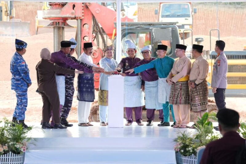 Sejumlah pejabat menekan tombol tanda dimulainya pembangunan Museum dan Monumen Bahasa Nasional di Pulau Penyengat, Tanjungpinang.