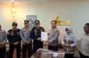 Kombes Pol Dr. I Gusti Gede Dharma Arimbawa (tengah) menerima dokumen serah terima jenazah almarhum Surakman, korban hilang kontak Kapal Aruphadatu 1 di Selat Sunda